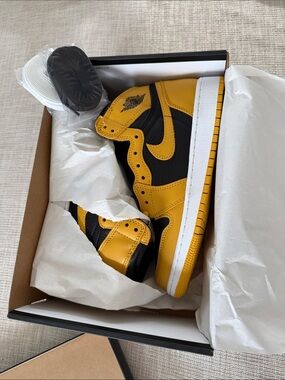 Nike kids size 6Y  High-Top Sneakers in Yellow and Black